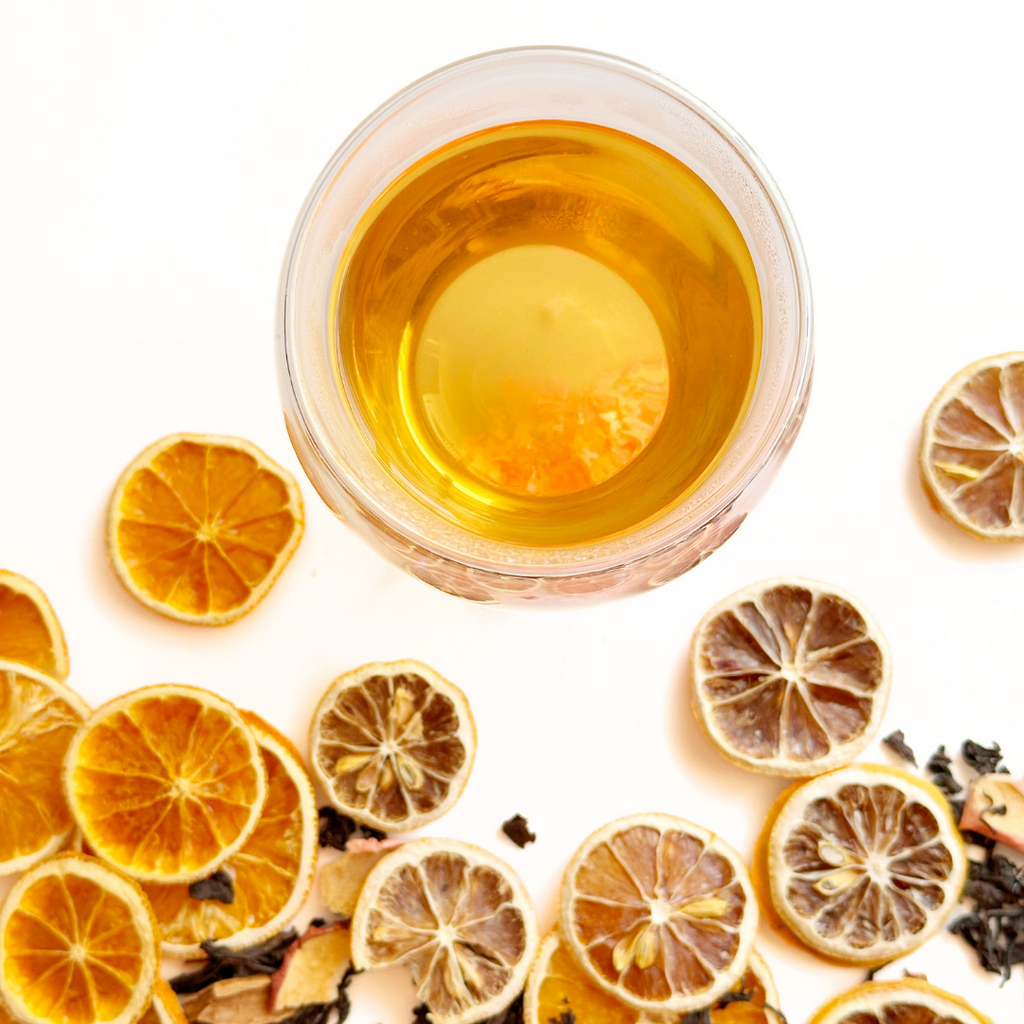 El Poder de lo Natural: Frutas Deshidratadas vs Esencias Artificiales en el Té